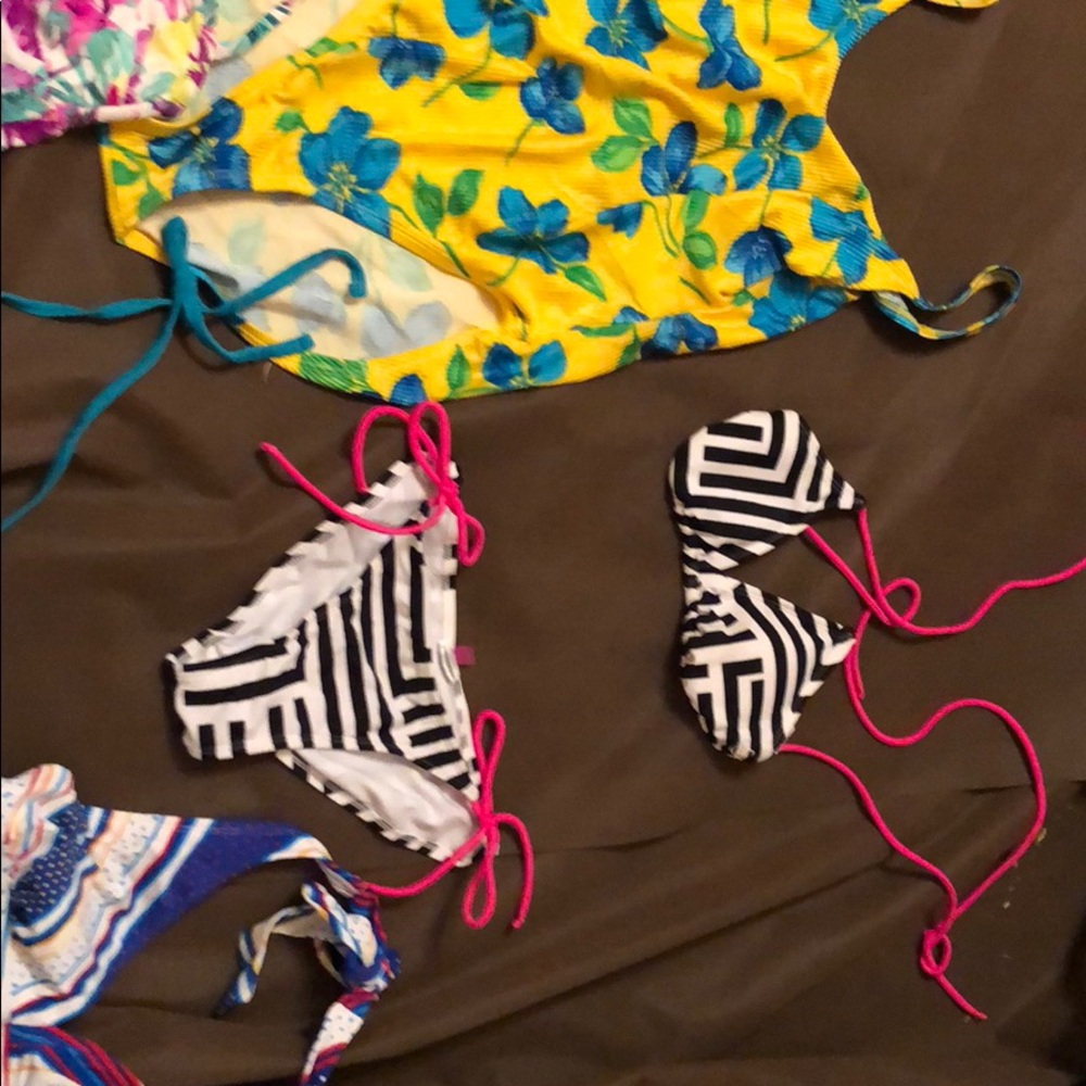 Bathing suits - Picture 5 of 7